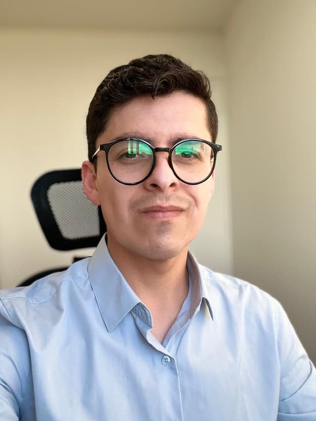Esteban Oyarzún — Psicólogo cofundador